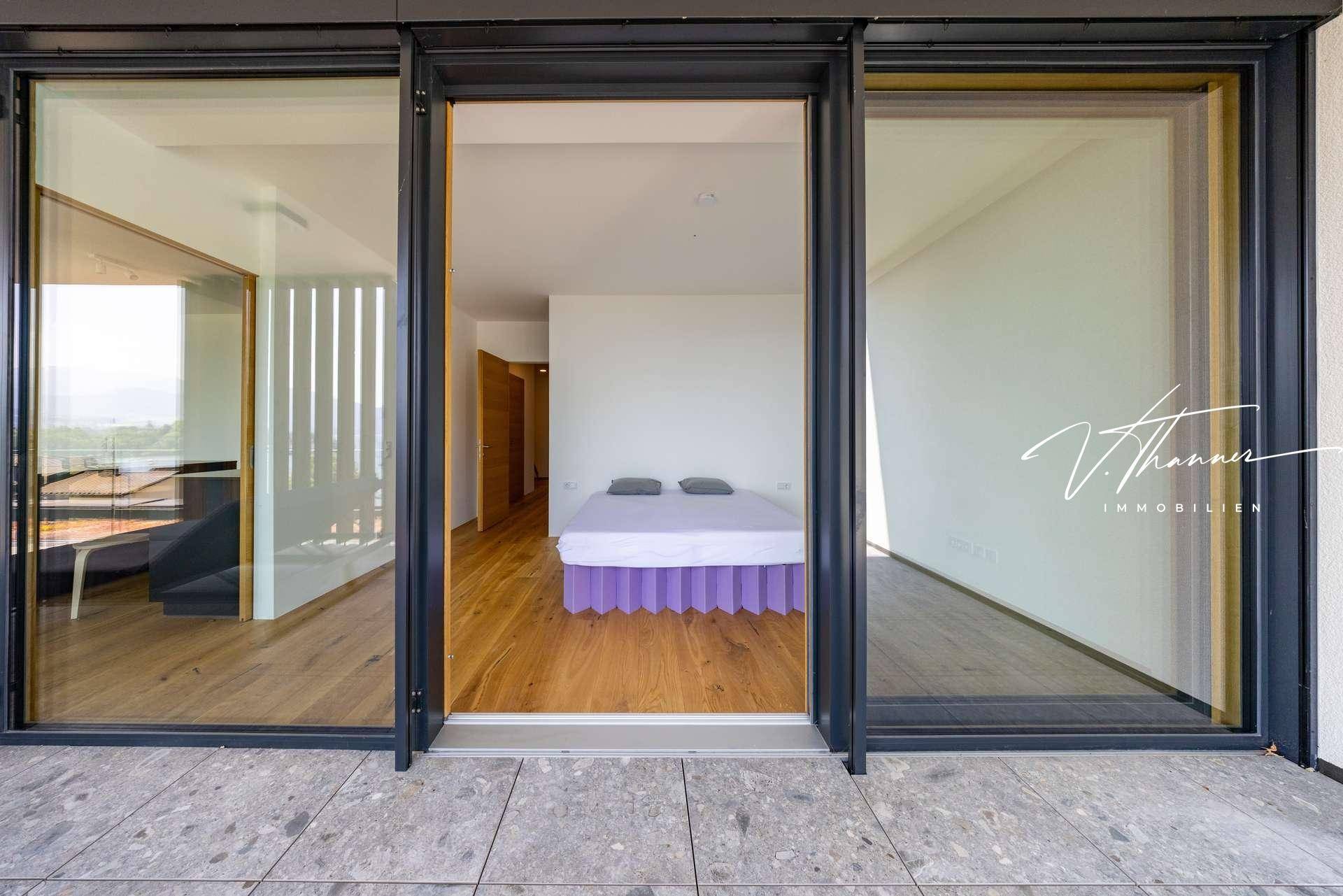 Schlafzimmer mit Durchgang Küche und Zugang Terrasse