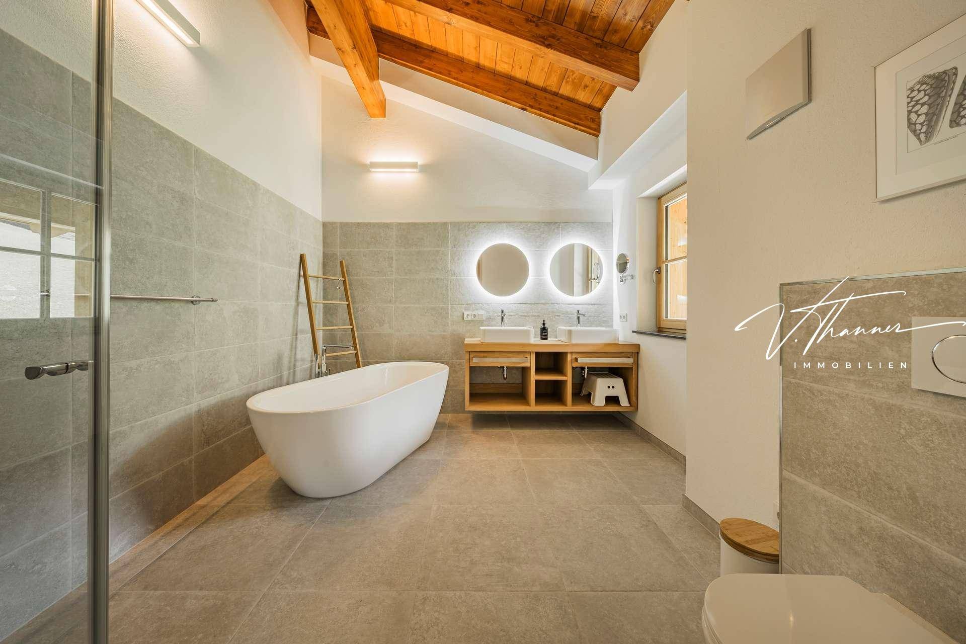Großes Bad mit Wanne und Dusche