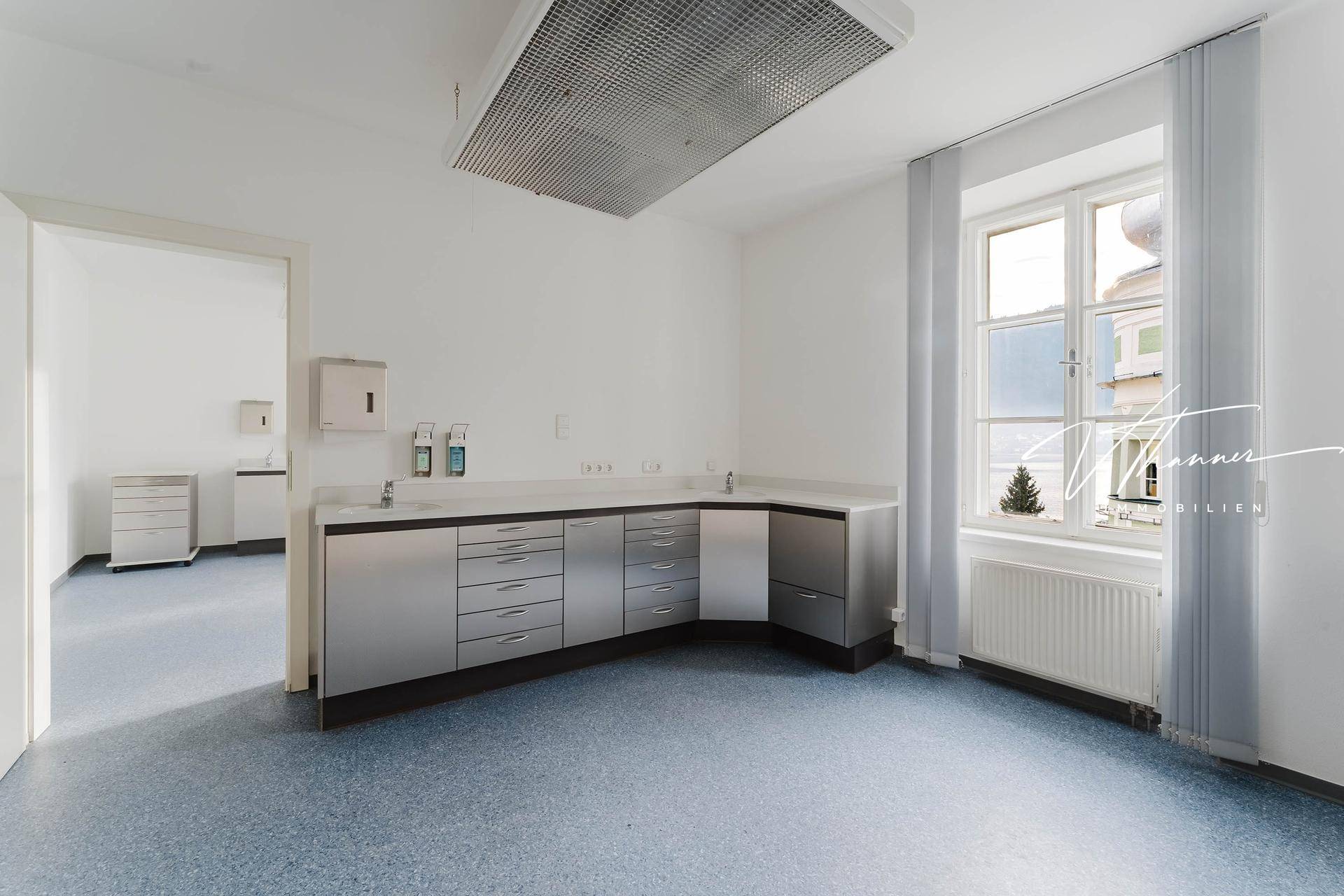 Funktionaler Raum mit blauer Bodenfläche und Edelstahlarbeitsplatten, ideal als Labor oder Werkstatt.