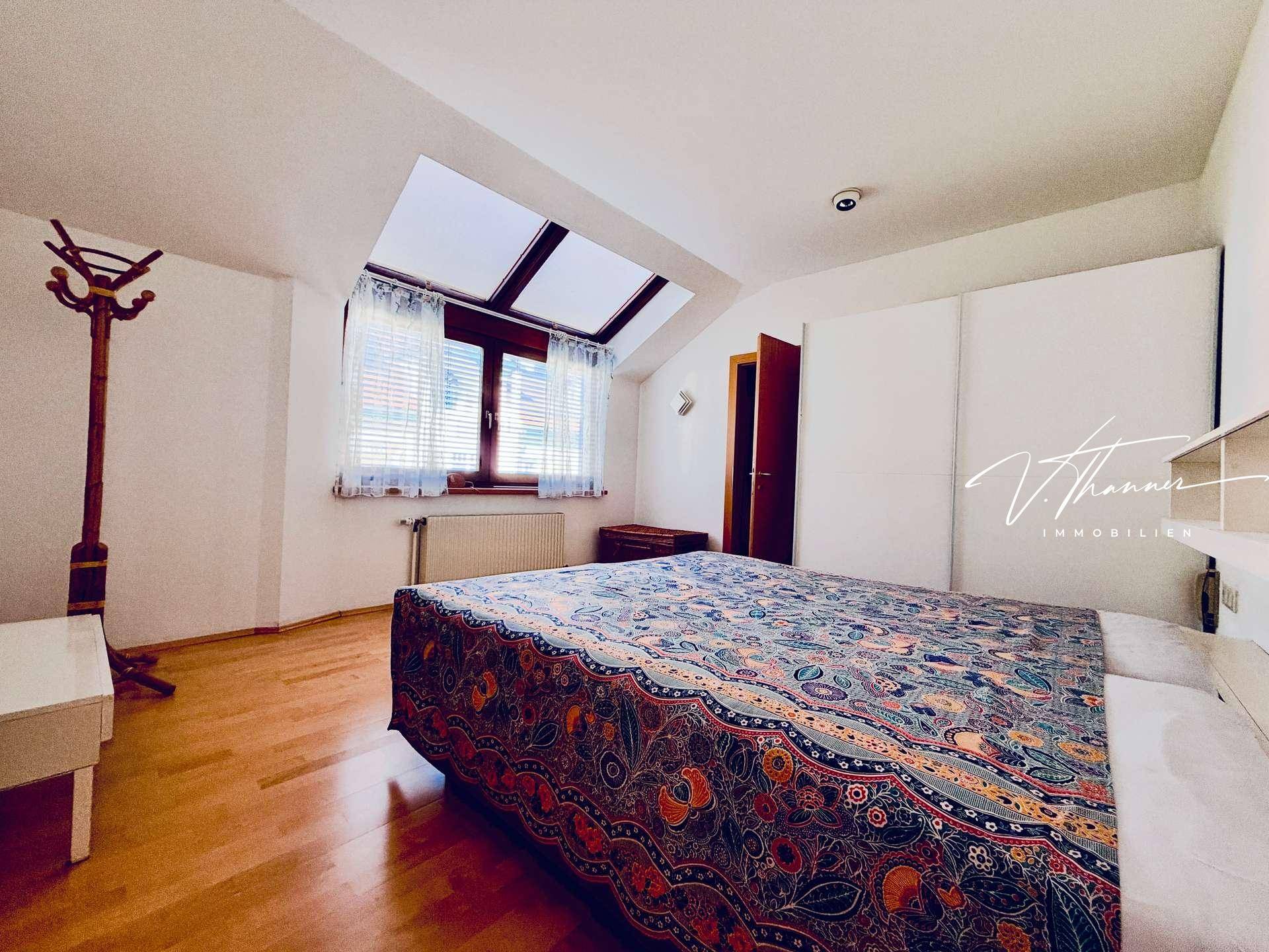 Schlafzimmer mit begehbaren Kleiderschrank