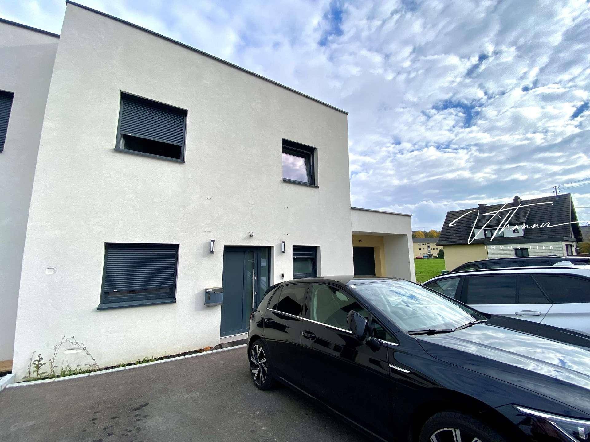 Garage mit extra 4 Aussenstellplätzen