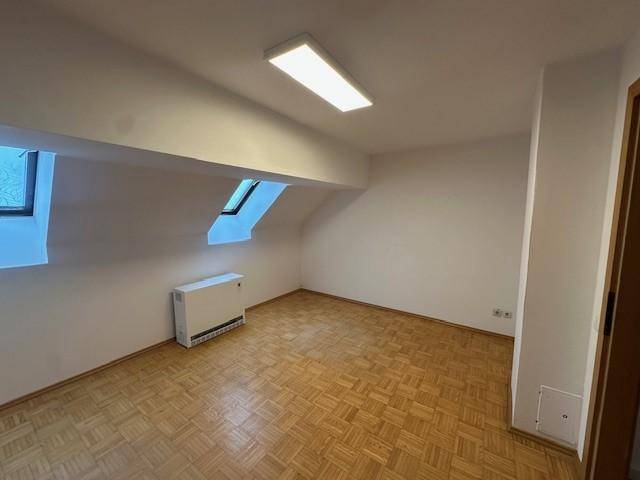 Praktischer Abstellraum mit Dachschräge und Laminatboden, ideal für zusätzlichen Stauraum.