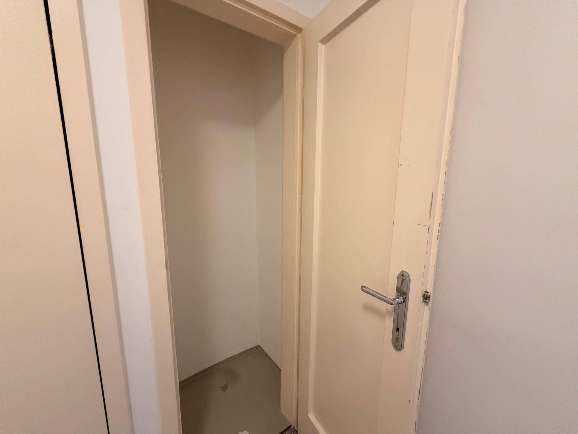 Kleiner Abstellraum mit offener Tür, ideal für zusätzlichen Stauraum im Haushalt.