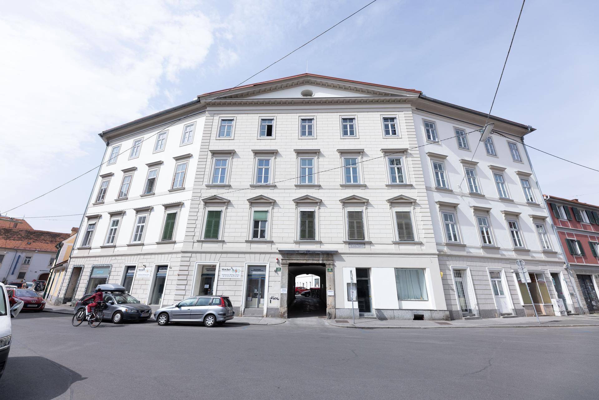 Historisches Gebäude mit klassischer Fassade und vielen Fenstern.
