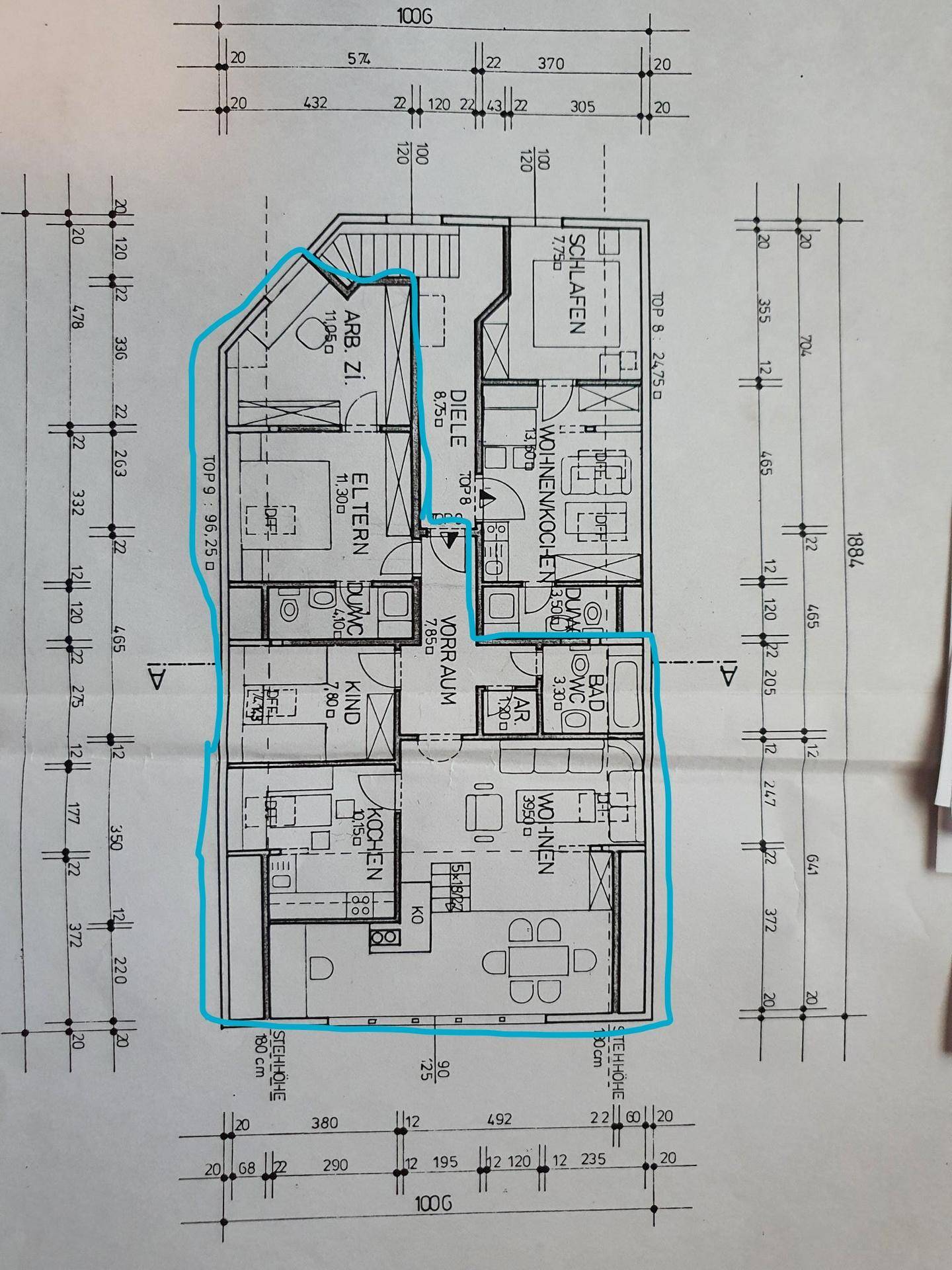 Detaillierter Grundriss einer Wohnung mit offenem Wohnbereich, Schlafzimmern und Balkonzugang.
