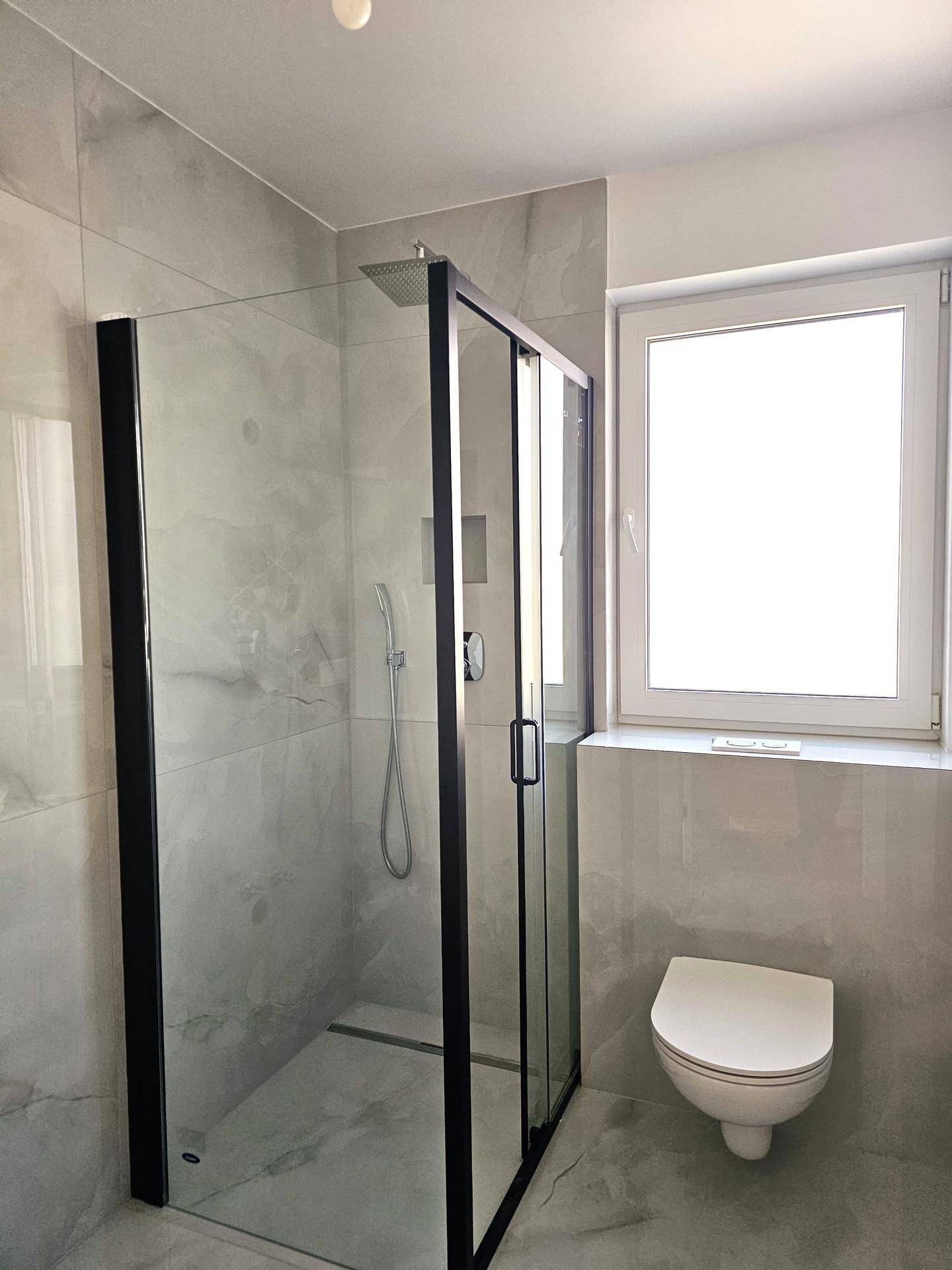 Duschbad inkl. WC und Fenster im OG