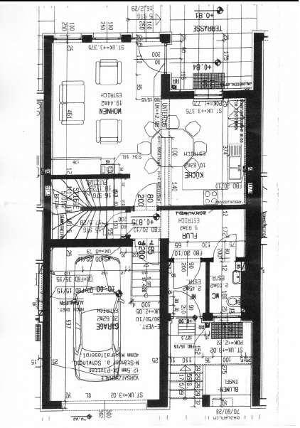 Grundriss des Erdgeschosses mit Wohnbereich, Küche, Garage und Terrasse.