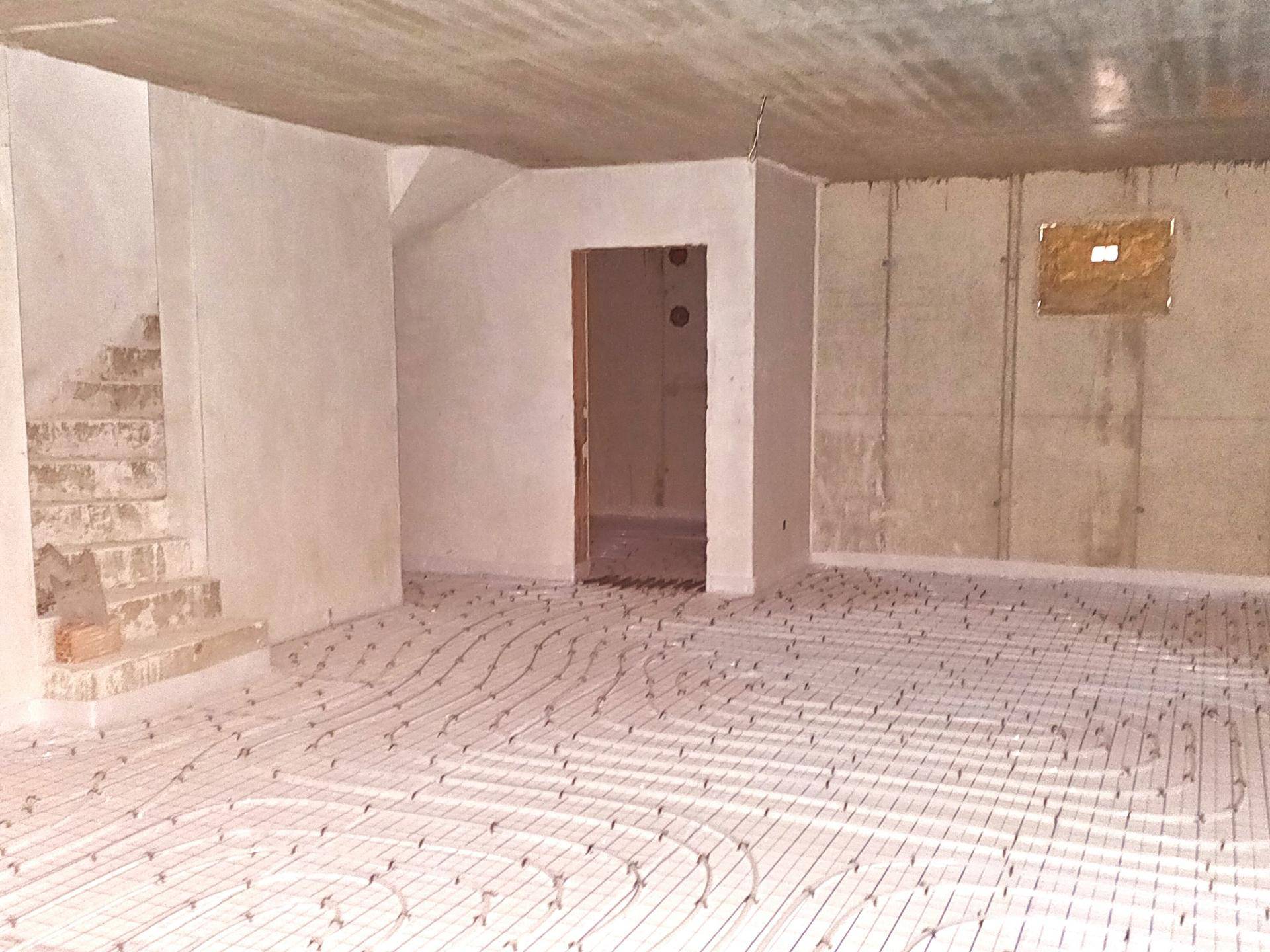 geräumiger Keller mit Fussbodenheizung
