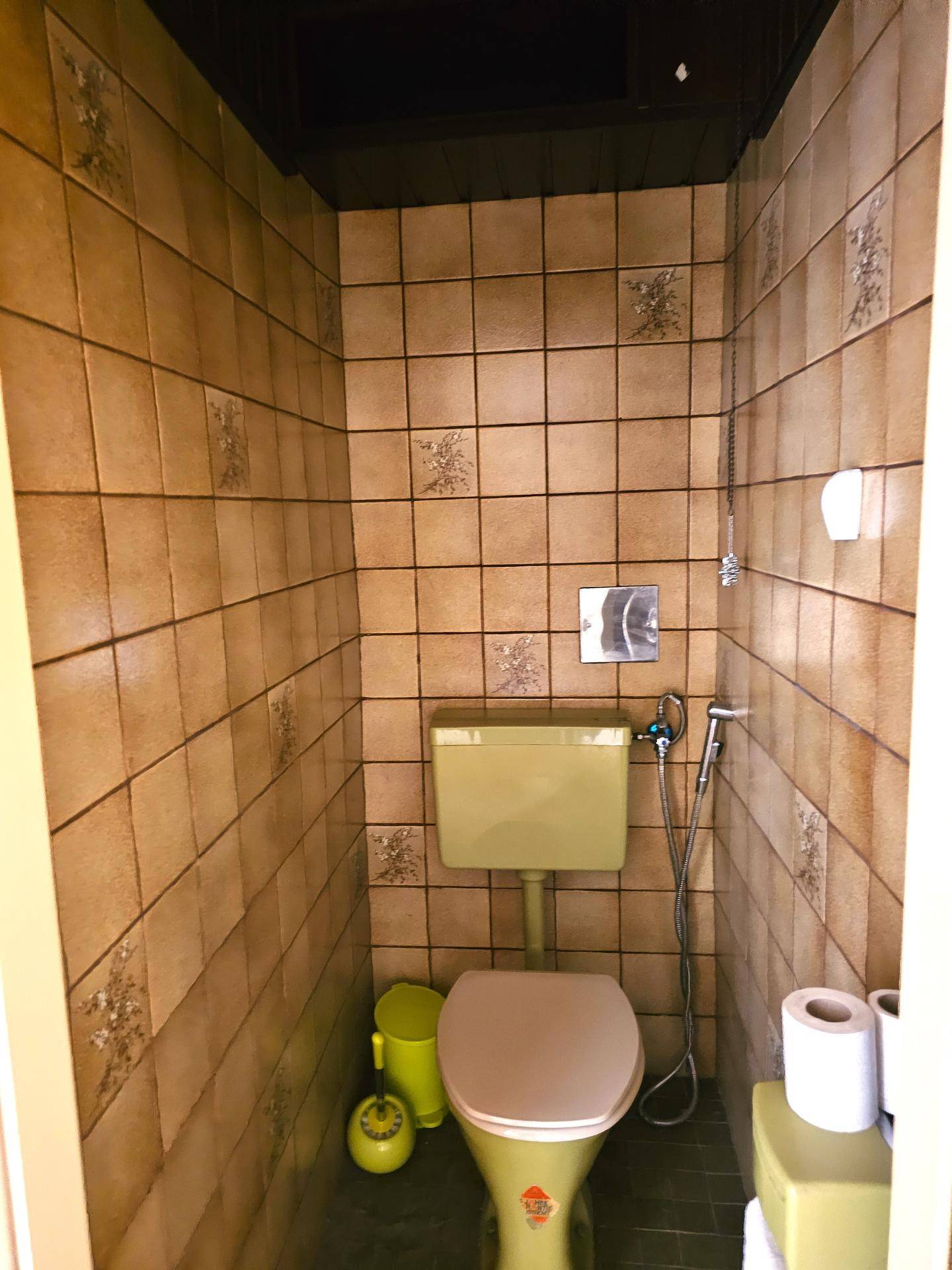 separates WC