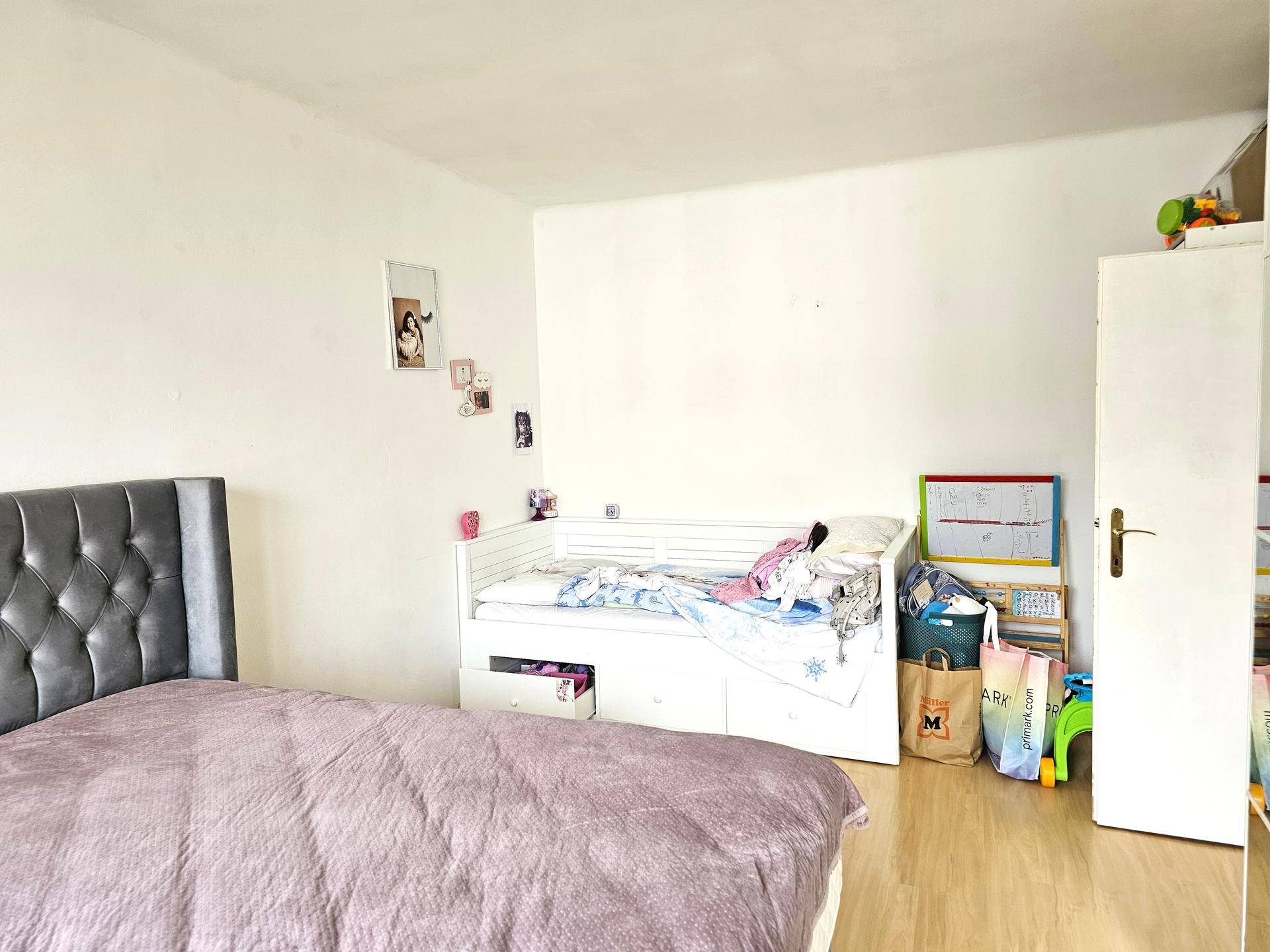 viel Stauraum im Schlafzimmer