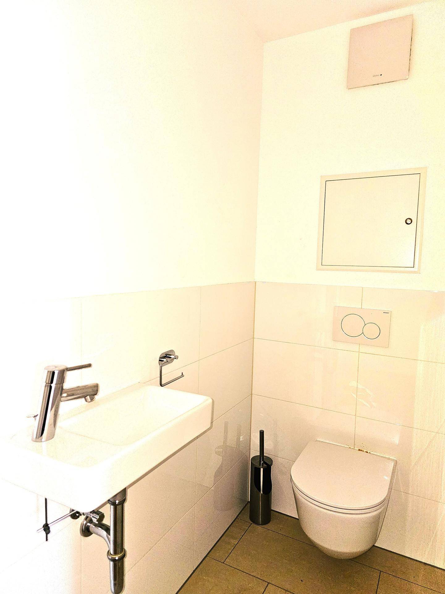 WC mit Handwaschbecken
