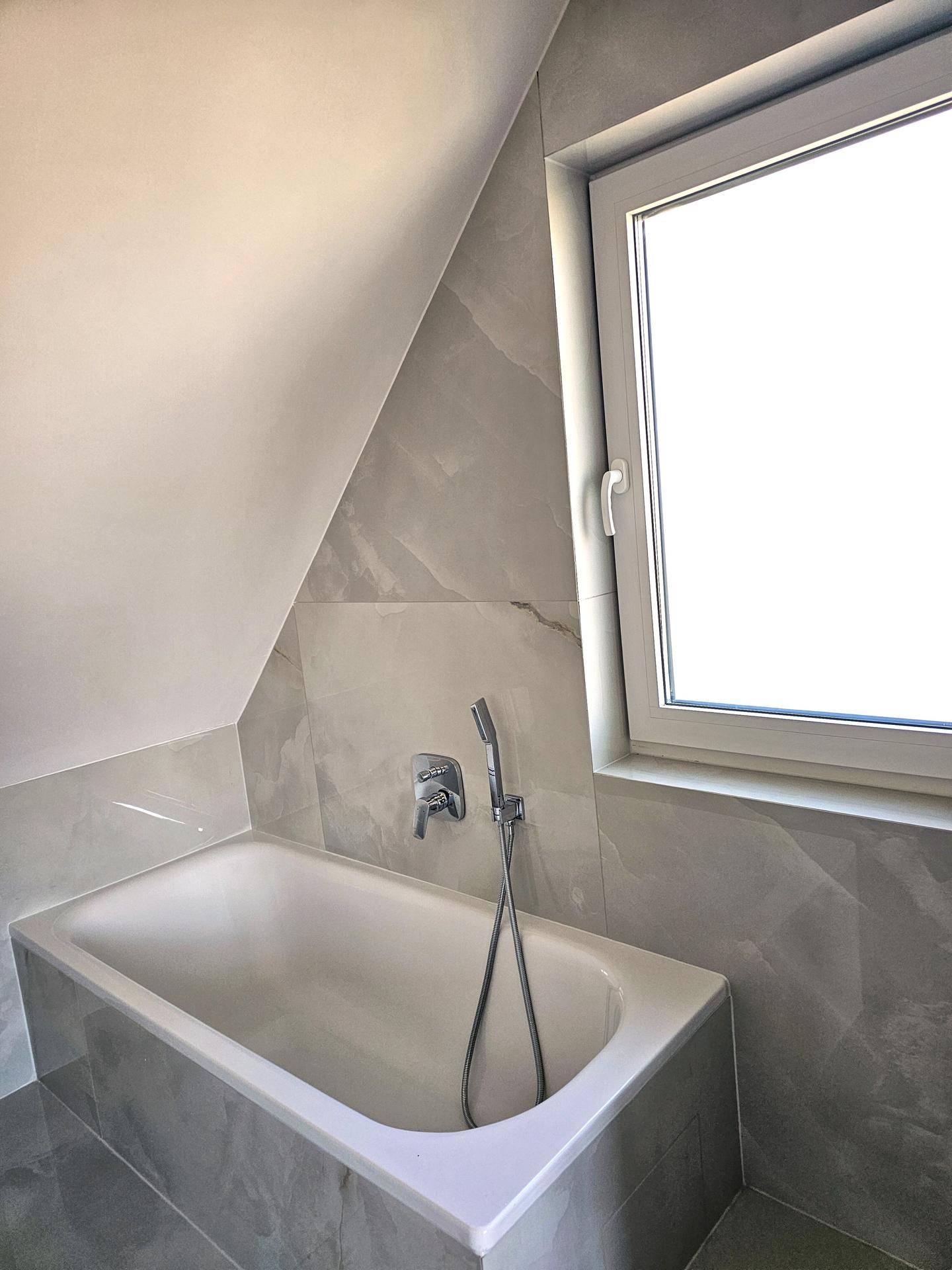 Bad im DG mit Sitzbadewanne