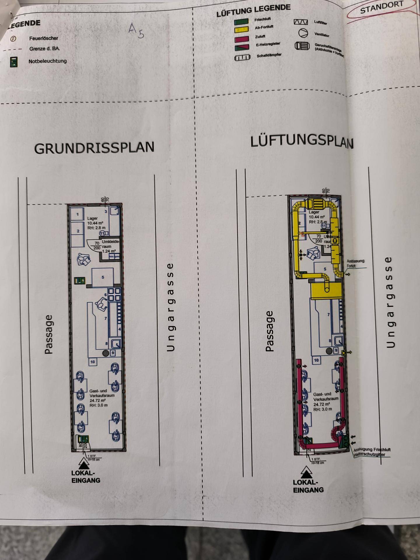 Detaillierter Grundriss und Lüftungsplan eines Gewerbeobjekts mit Legende und Raumaufteilung.