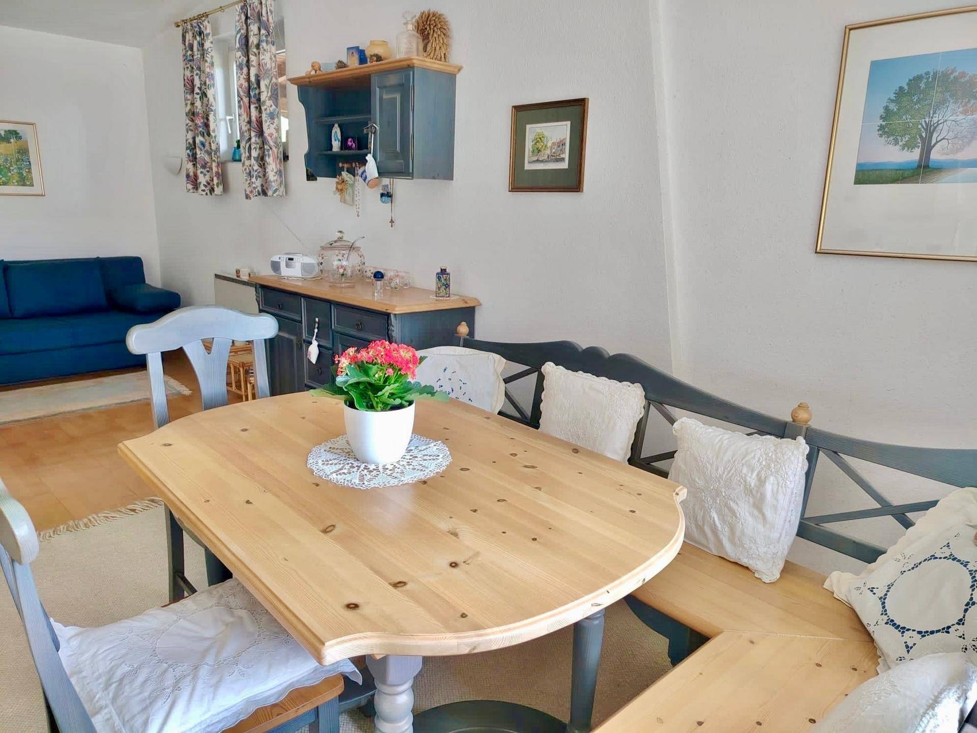 Gemütlicher Essbereich mit Holztisch, Eckbank und traditioneller Dekoration.