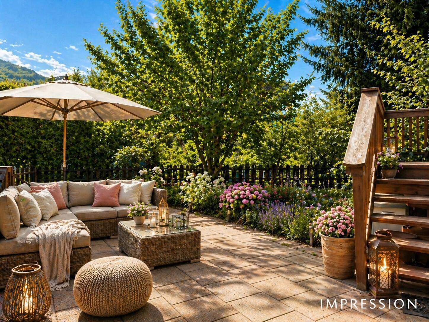 Große gepflasterte Terrasse mit Lounge-Möbeln, Sonnenschirm und üppigem Garten.