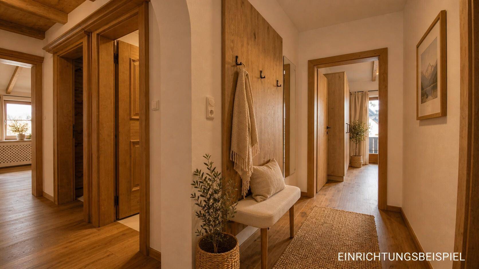 Heller Flur mit Holzböden und -türen, einer Sitzbank und Garderobenhaken im alpinen Stil.