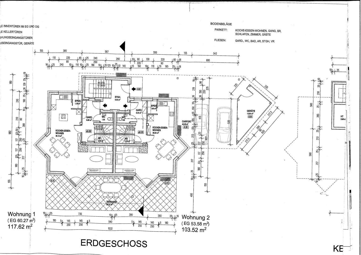 Grundriss des Erdgeschosses mit zwei Wohneinheiten und Außenbereich.