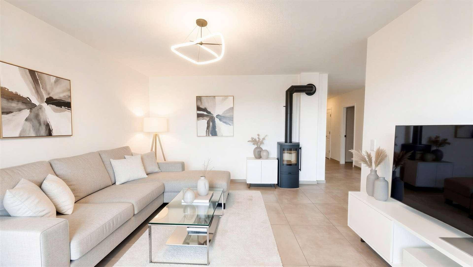 Modernes Wohnzimmer mit großem Ecksofa, Glastischen und einem stilvollen Holzofen für gemütliche Abende.