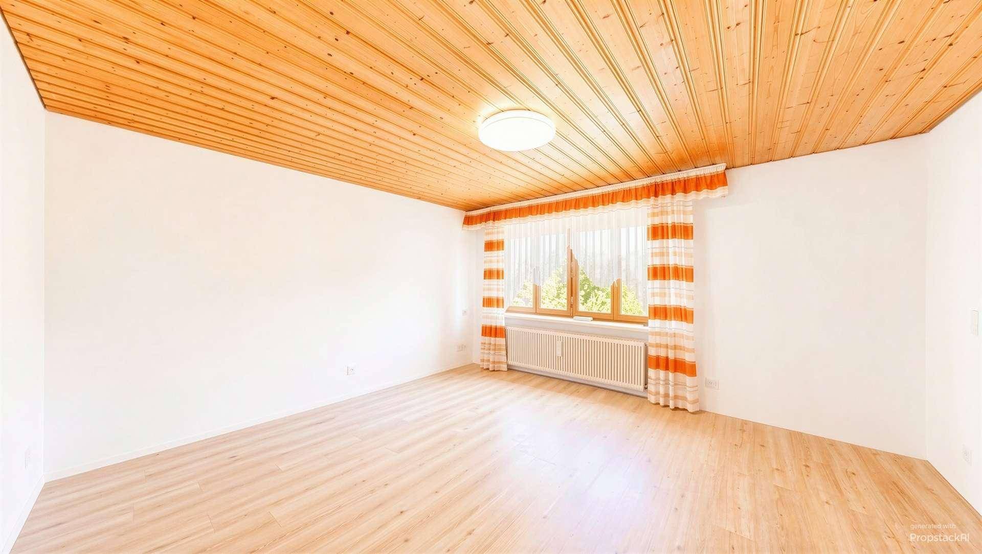 Heller, leerer Raum mit Holzdeckenverkleidung, Laminatboden und einem Fenster mit orangefarbenen Vorhängen.