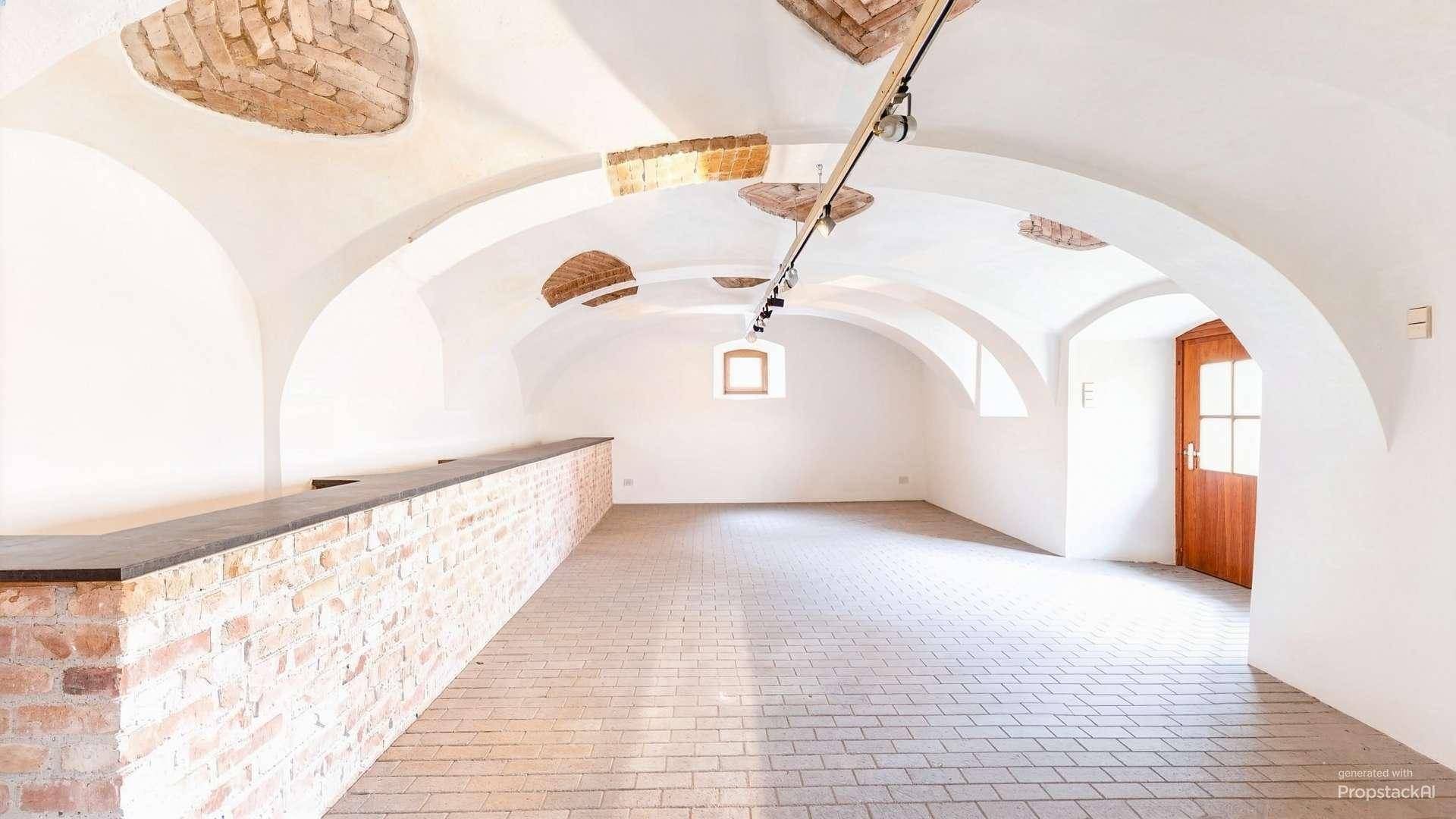 Leerer Gewölbekeller mit Ziegelwänden und Fliesenboden, bereit zur individuellen Nutzung.