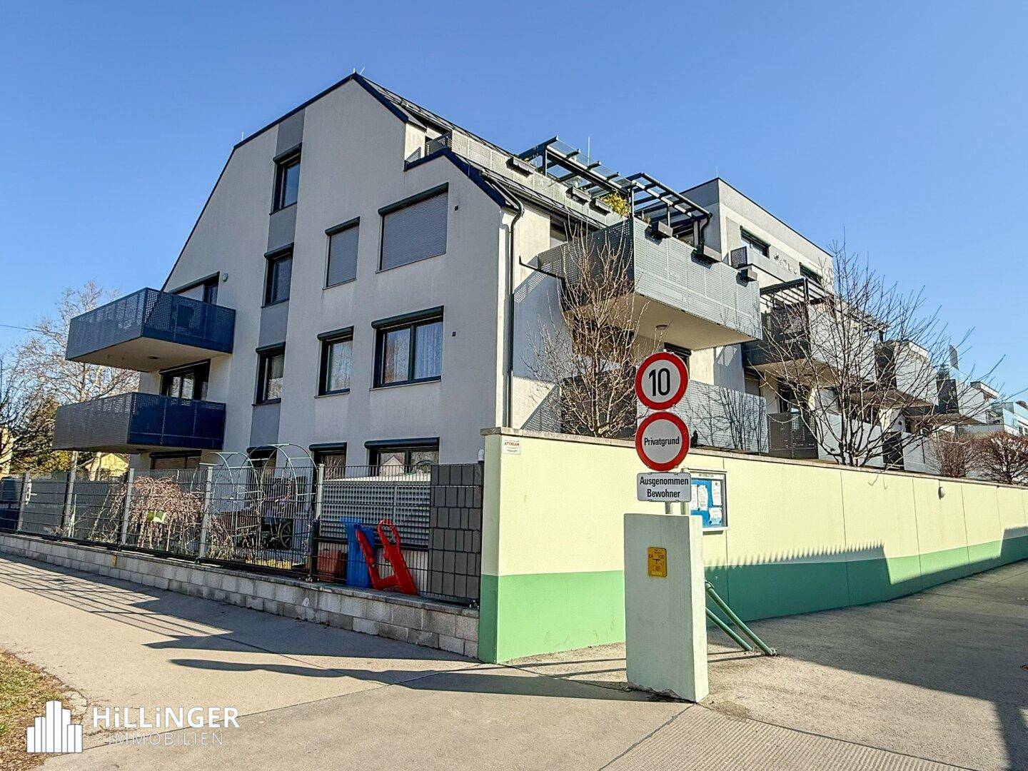 Modernes Mehrfamilienhaus mit Balkonen und gepflegter Außenanlage in sonniger Lage.