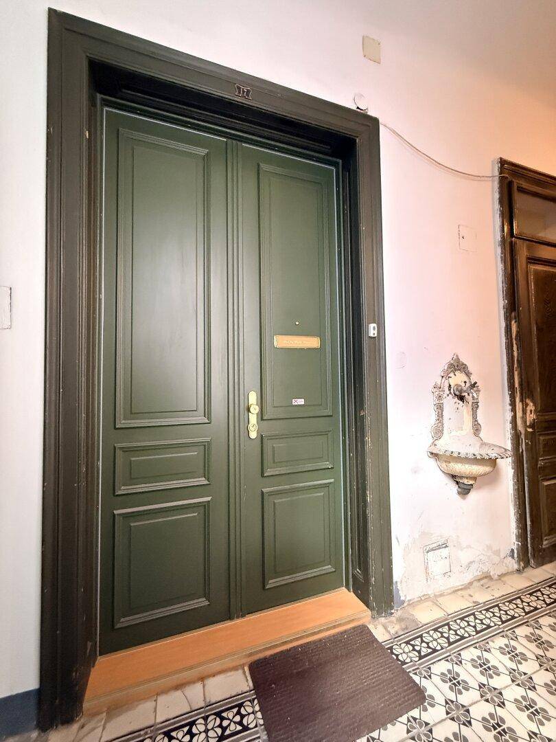 Elegante grüne Doppeltür als Eingangsbereich mit dekorativen Fliesen im Flur.
