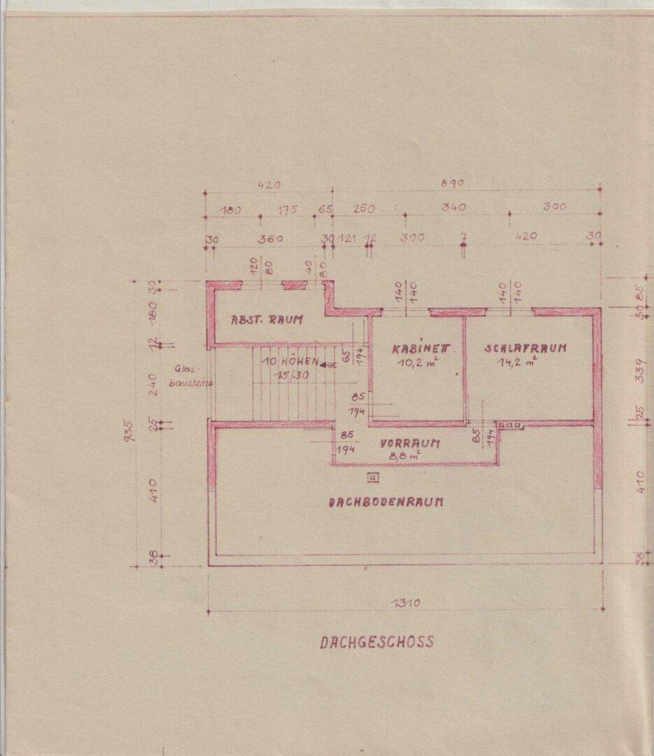 Grundriss des Dachgeschosses mit Schlafzimmer, Kabinett und Abstellraum.