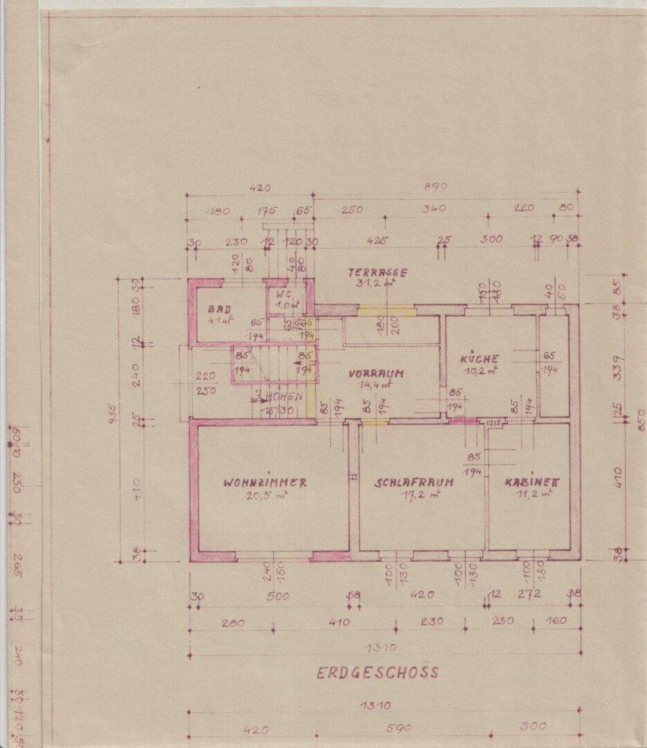 Grundriss des Erdgeschosses mit Wohnzimmer, Schlafzimmer, Küche und großer Terrasse.