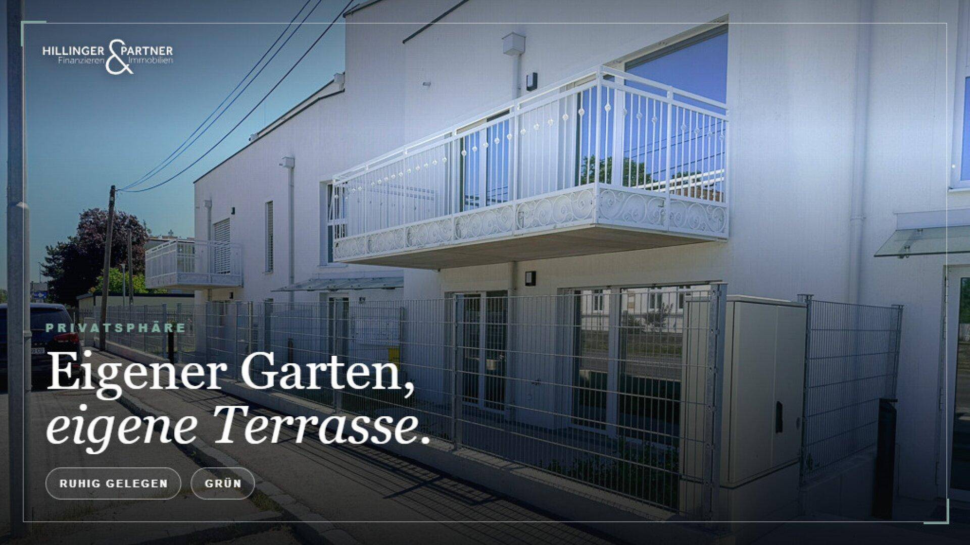 Moderne Gebäudefassade mit Balkon und privatem Gartenbereich im Erdgeschoss.