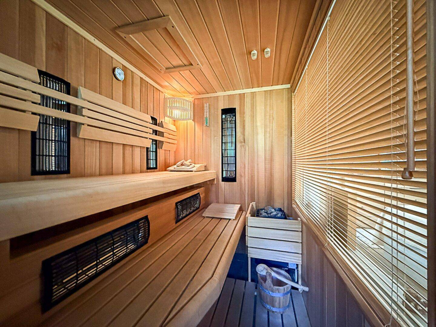 Private Sauna mit Holzverkleidung und bequemen Bänken, ideal zur Entspannung.