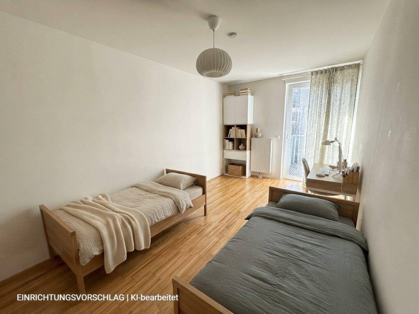 Modernes Kinderzimmer mit zwei Einzelbetten, Schreibtisch und Fenster, hell und freundlich.