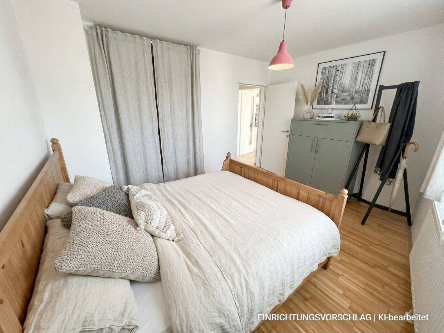 Modernes Schlafzimmer mit Holzbett, Kleiderschrank und Fenster, das für viel Helligkeit sorgt.