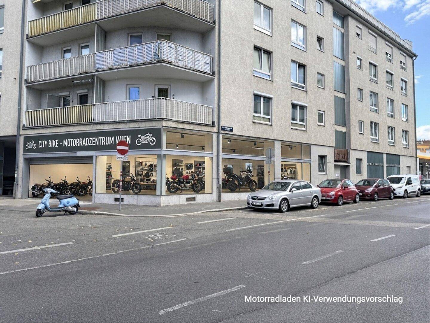 Fassade des Geschäftsgebäudes mit Schaufenstern, die ein Motorradzentrum visualisieren, und parkenden Autos.