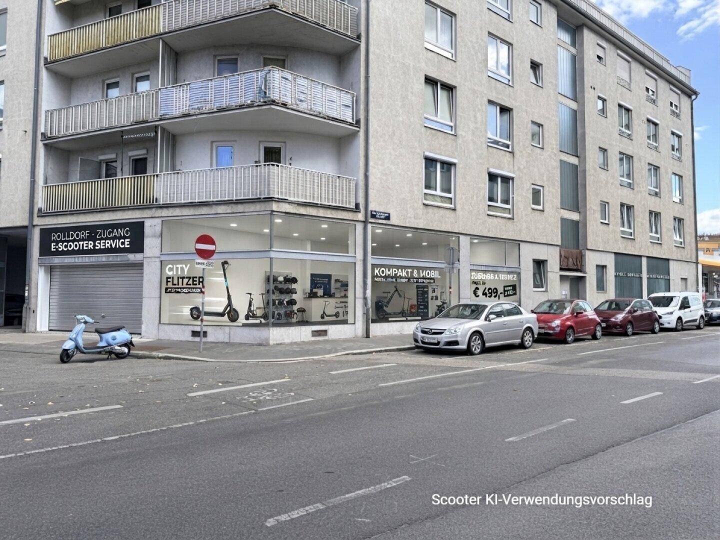 Fassade des Geschäftsgebäudes mit Schaufenstern, die einen E-Scooter-Service visualisieren, und parkenden Autos.