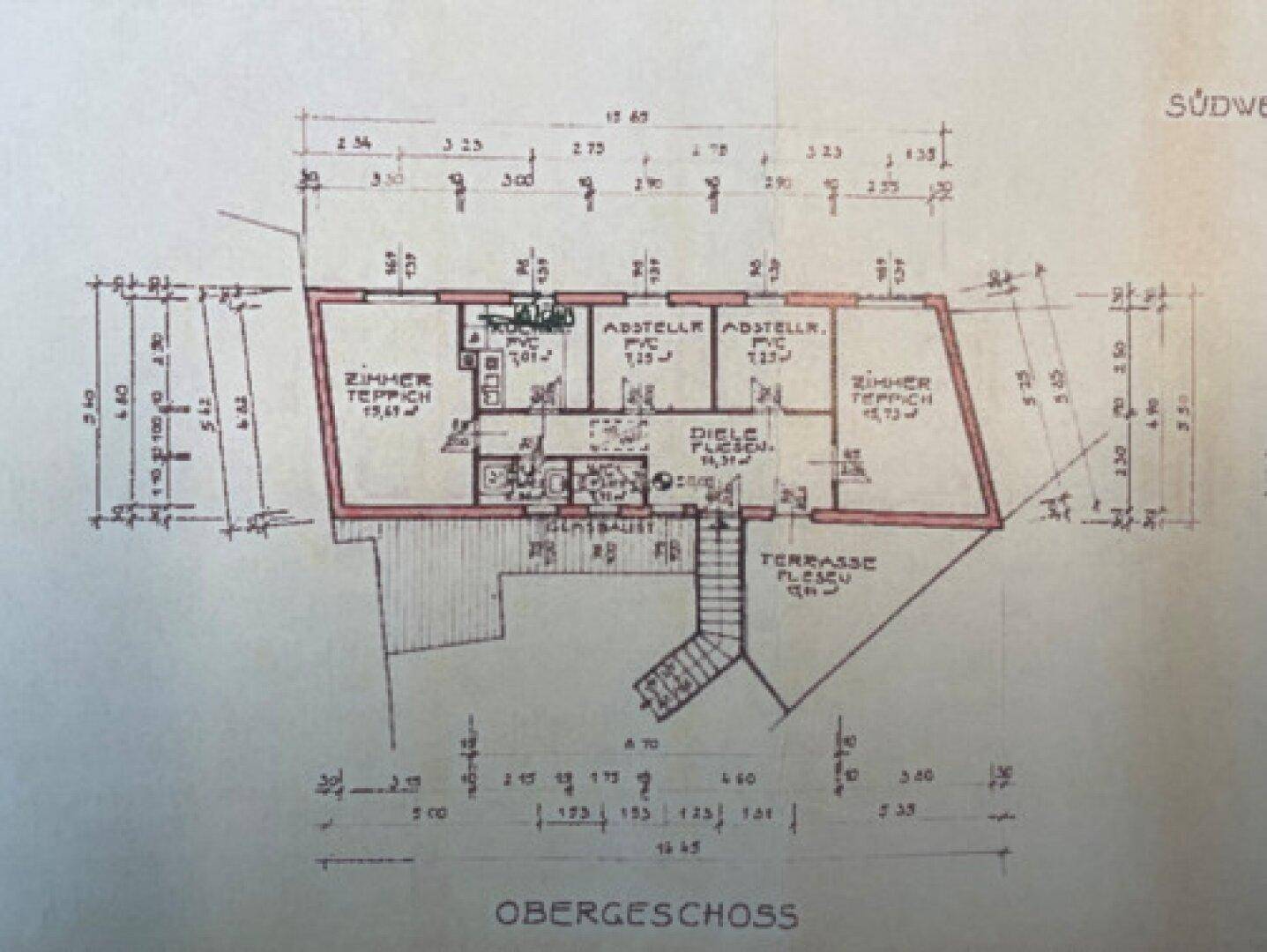Detaillierter Grundriss des Obergeschosses mit Maßen und Raumaufteilung, inklusive Terrasse.