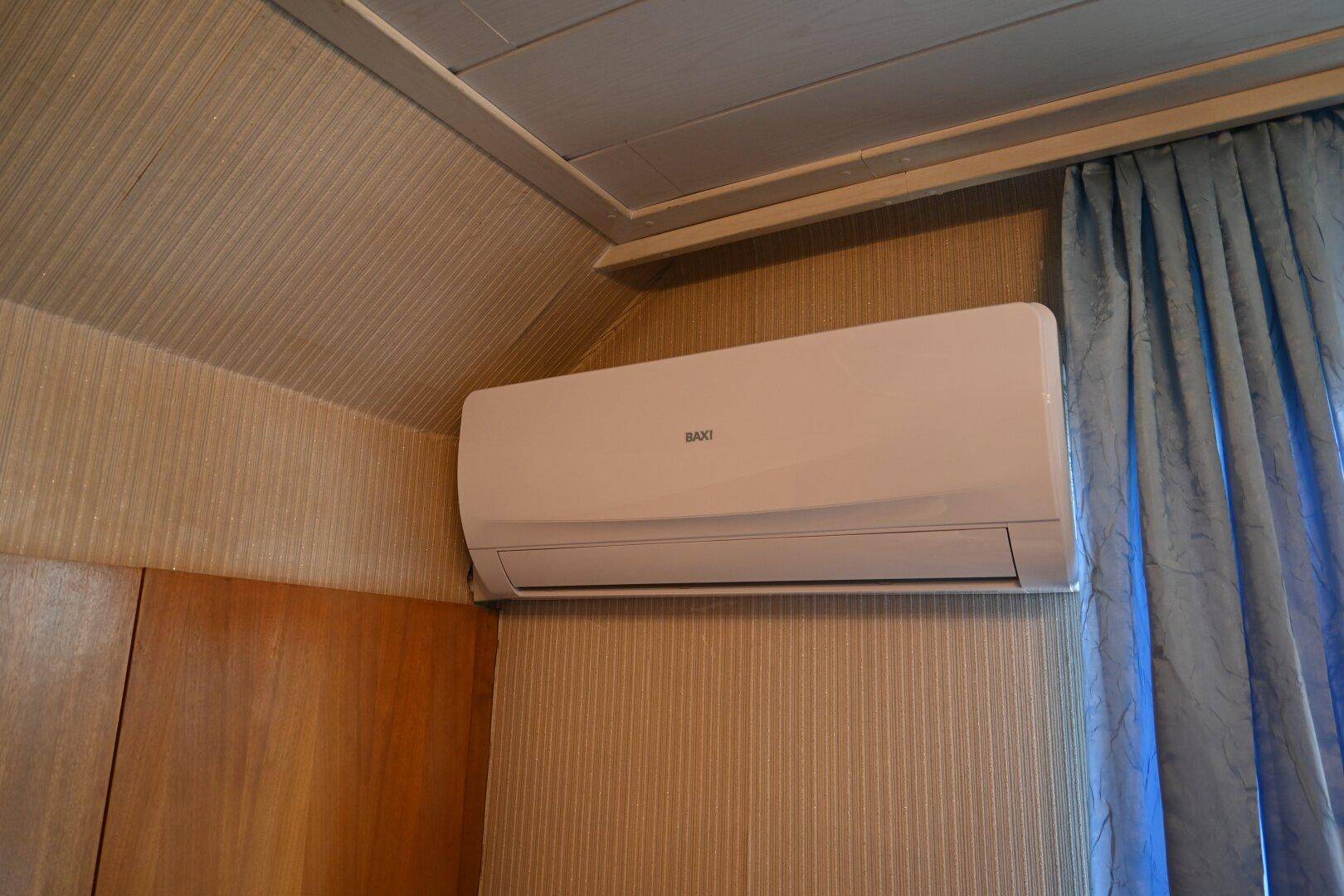 Nahaufnahme einer Klimaanlage an der Wand, die für angenehme Temperaturen sorgt.
