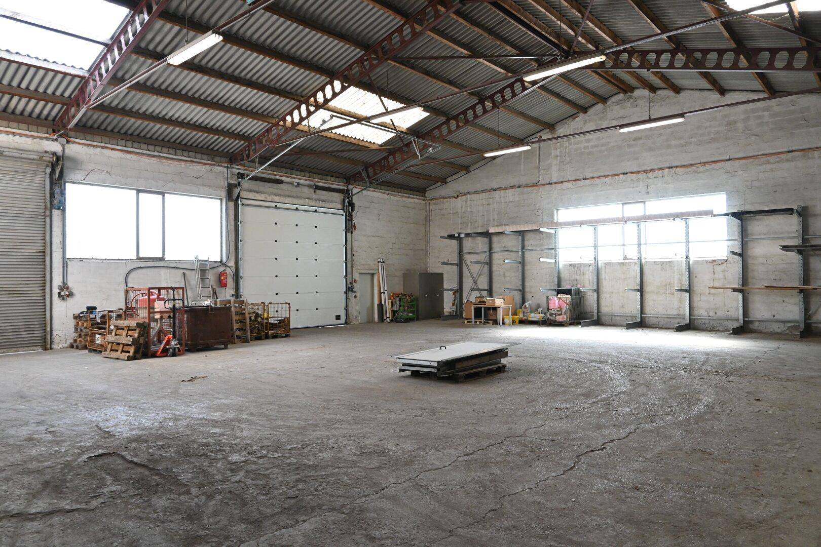 Geräumige Lagerhalle (350m²) mit zwei hohen Einfahrten – vielseitig nutzbar! - Mehr