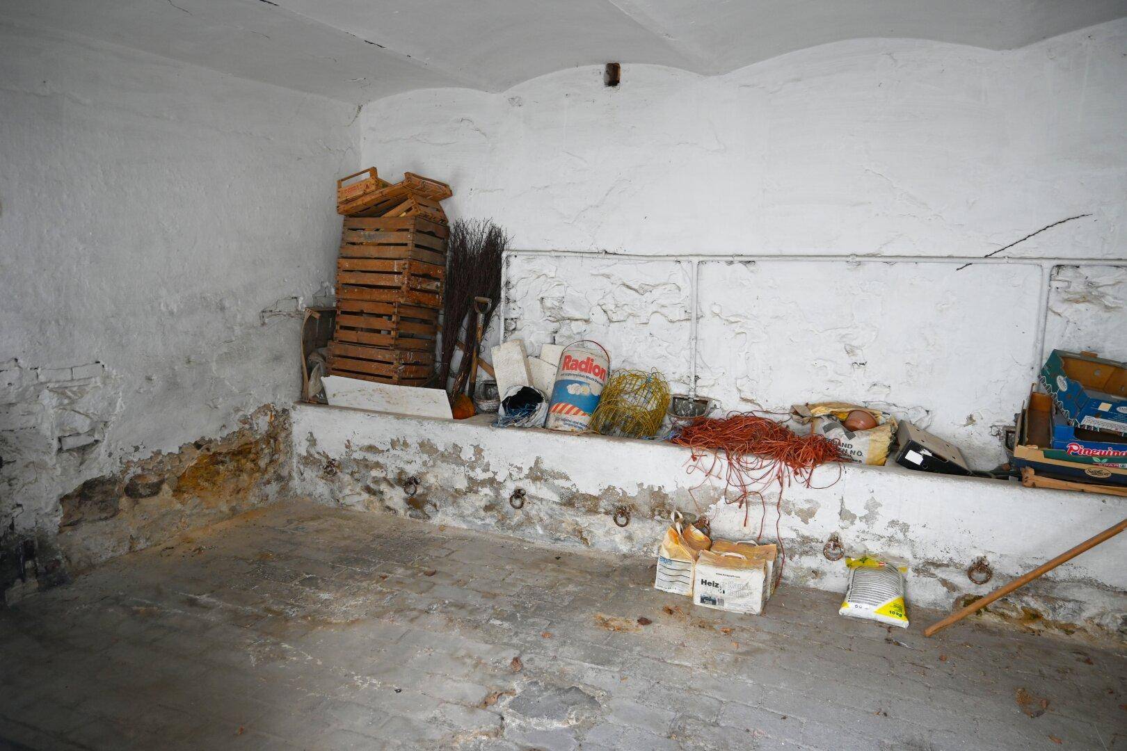 Unausgebauter Kellerraum mit gewölbter Decke und Lagerflächen.