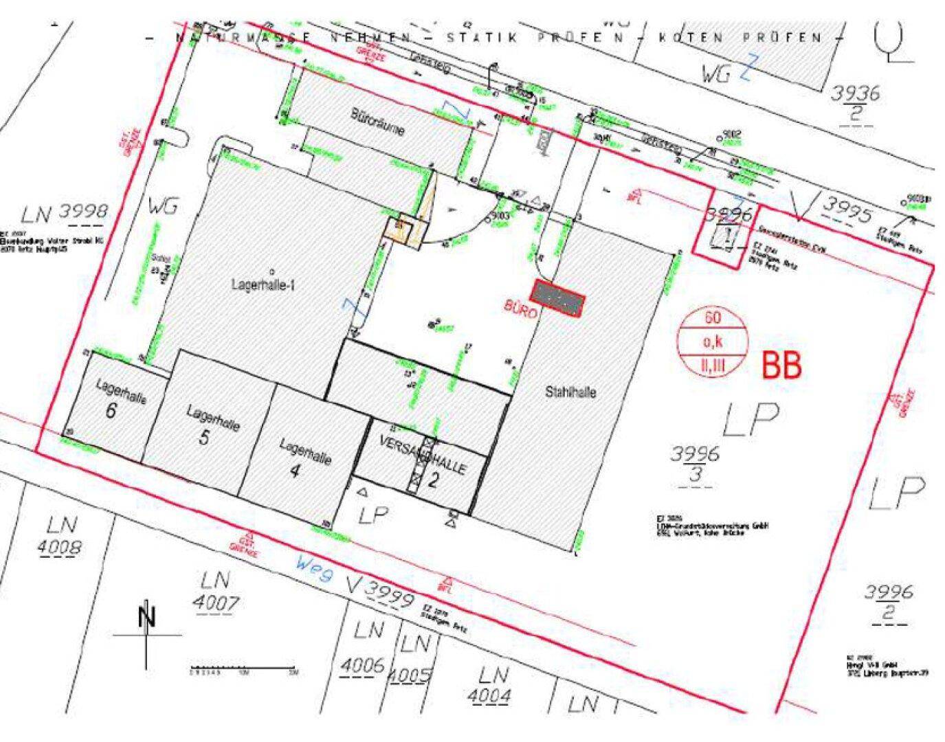 Übersichtsplan des Grundstücks mit verschiedenen Hallen und Büroräumen, inklusive Flächenangaben.