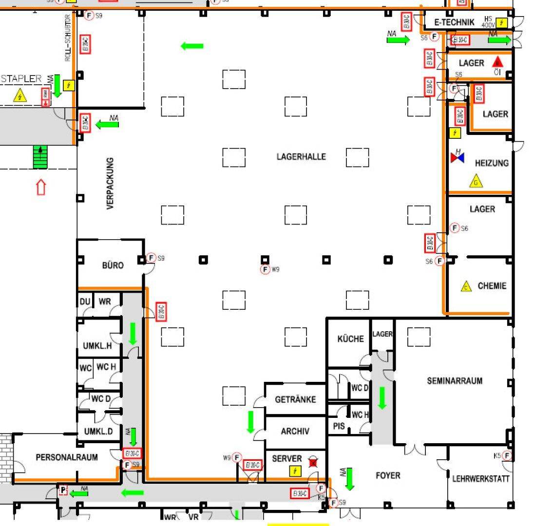 Detaillierter Grundriss des Erdgeschosses mit Büros, Lagern, Seminarräumen und Sanitäranlagen.