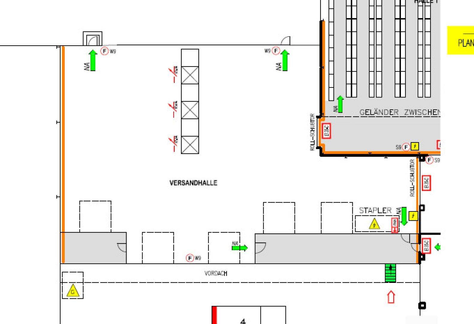 Grundriss der Hallen 1, 2, 3 und 4 mit Lagerbereichen und Technikräumen, inklusive Fluchtwegen.