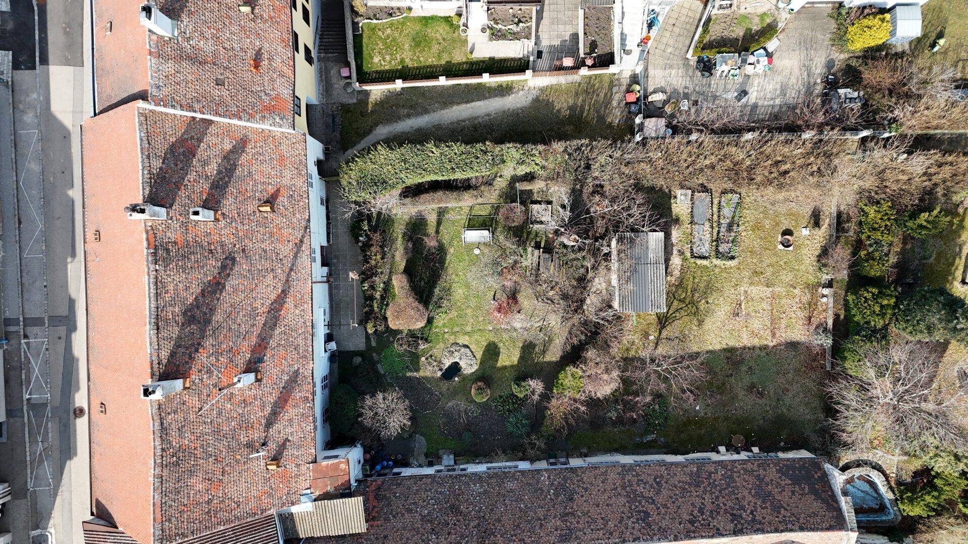 Luftaufnahme des Grundstücks mit Garten und angrenzenden Gebäuden.