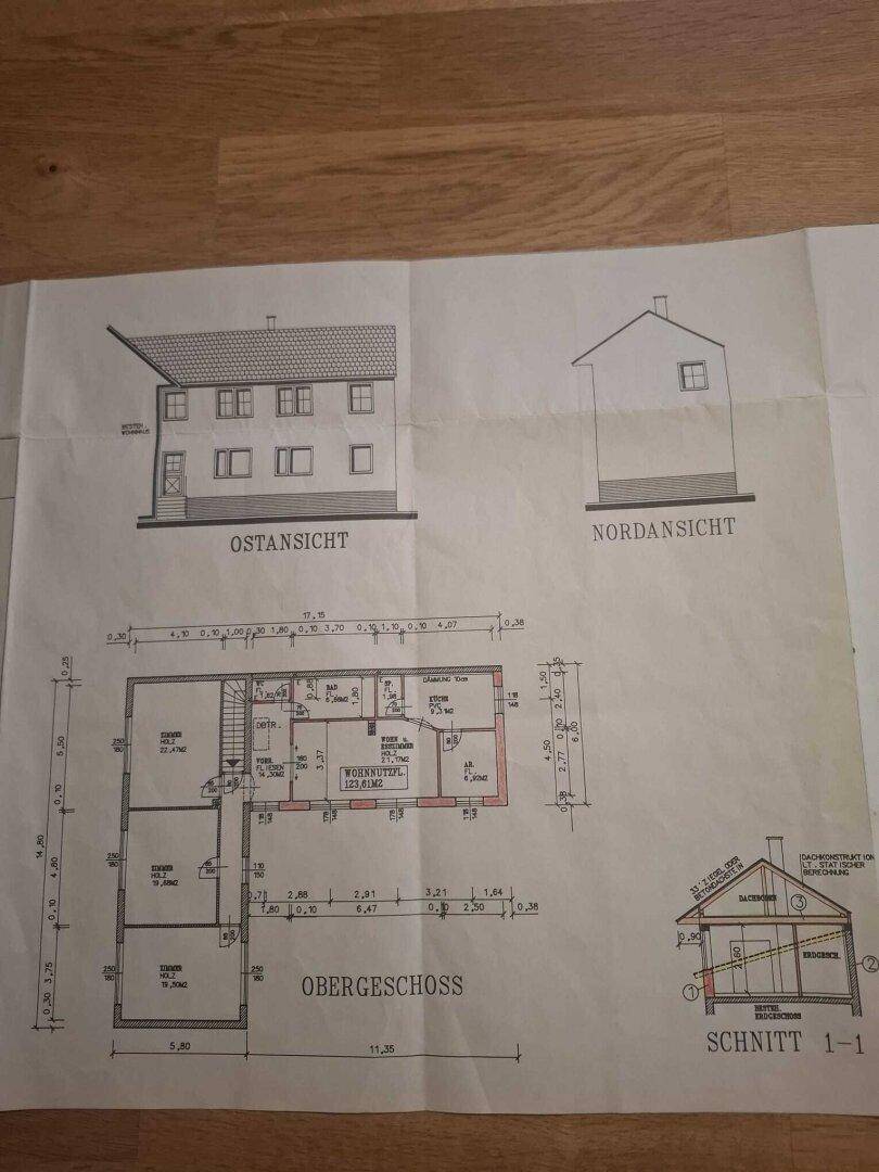 Grundriss des Obergeschosses mit Ost- und Nordansicht des Gebäudes.