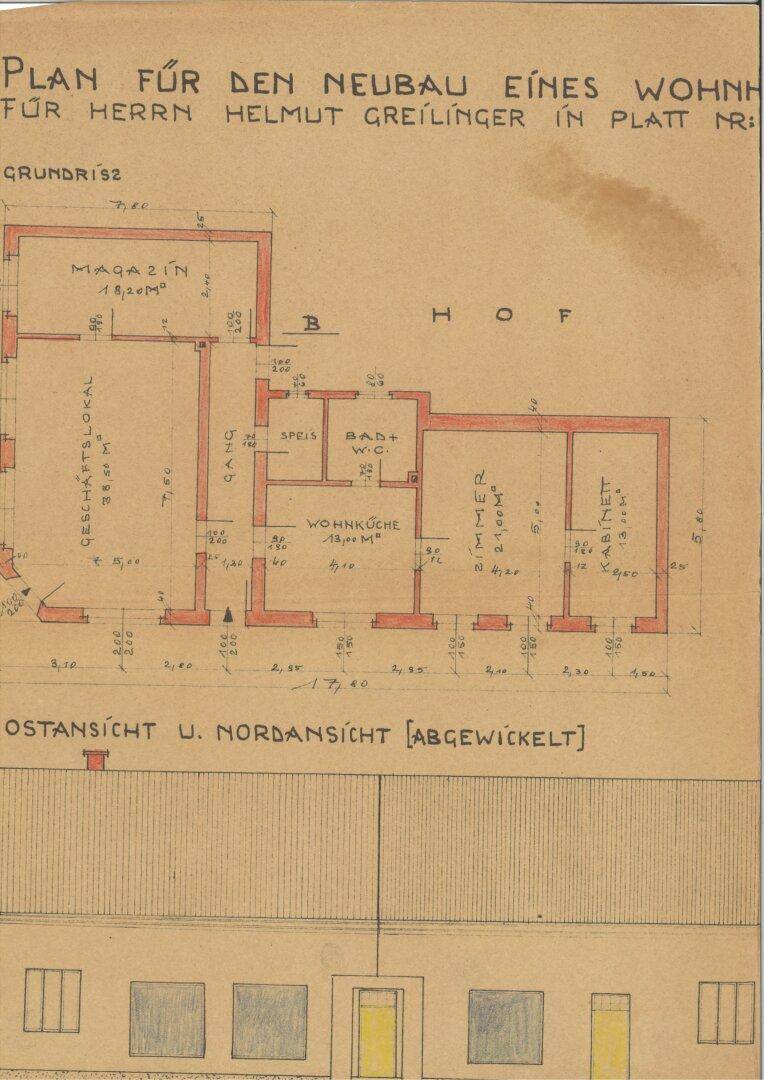 Handgezeichneter Grundriss des Erdgeschosses mit verschiedenen Räumen und Maßen.