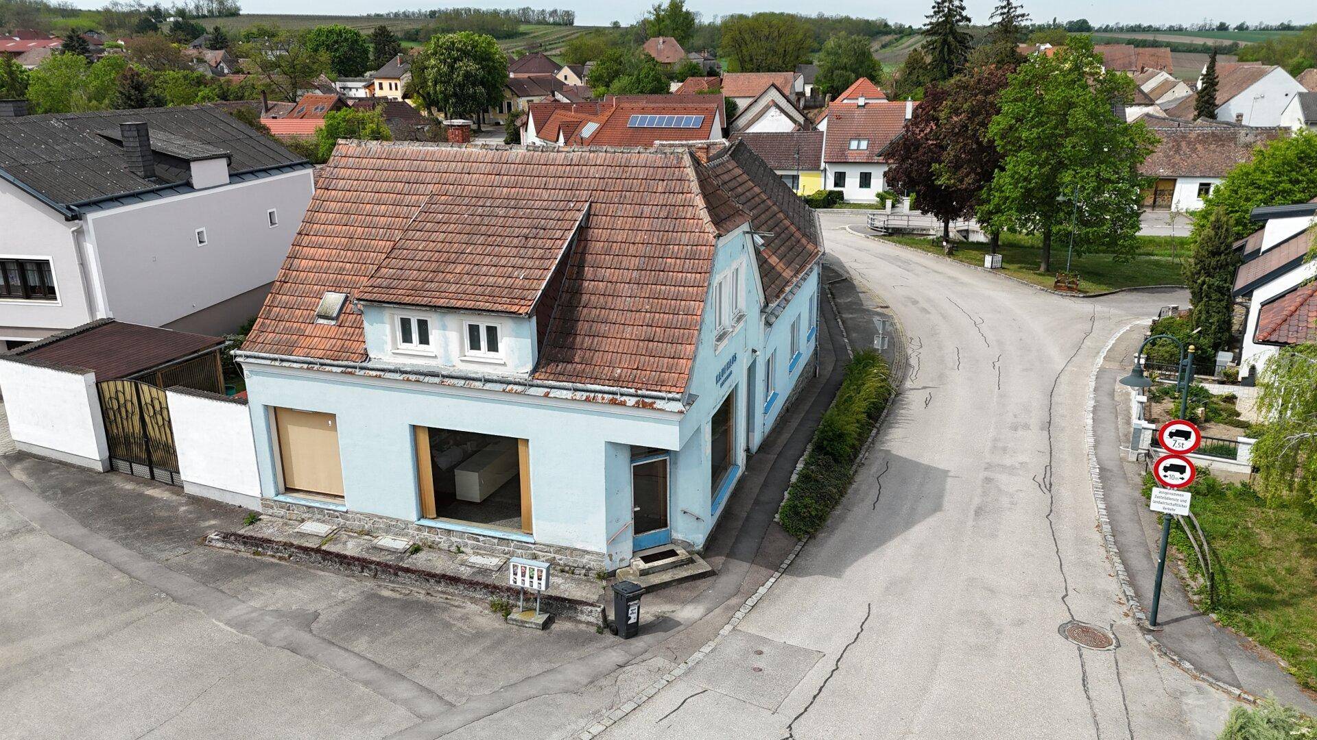 Luftaufnahme des Anwesens mit Ziegeldach und der umliegenden ländlichen Bebauung.