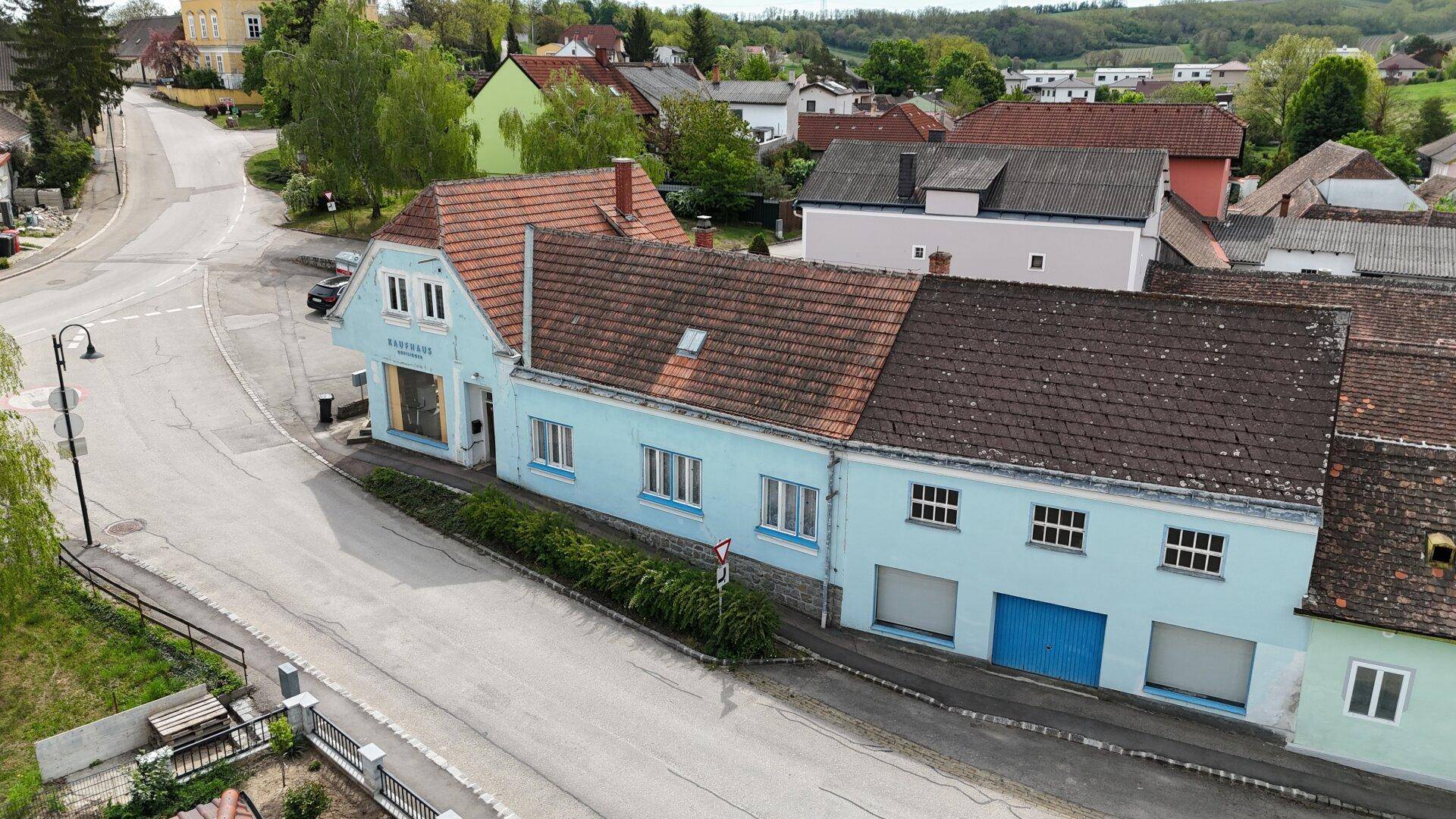 Vogelperspektive des Gebäudes mit seiner langen Fassade und den angrenzenden Straßen.