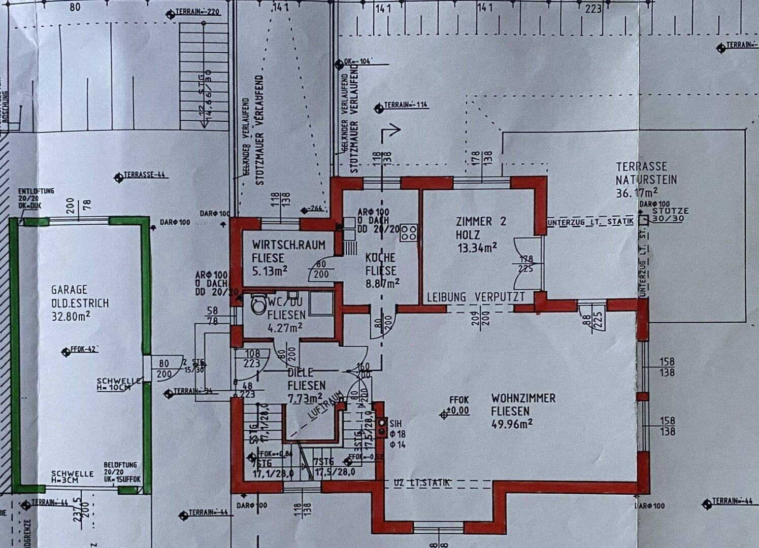 Grundriss des Erdgeschosses mit Wohnzimmer, Küche und Terrasse.