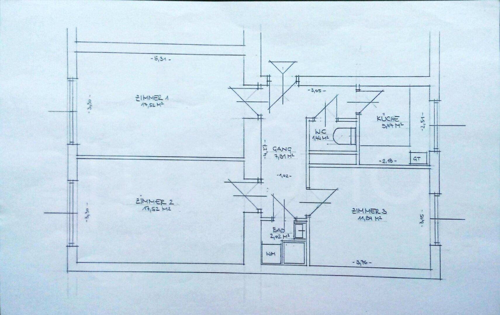 Handgezeichneter Grundriss mit Raumaufteilung und Flächenangaben.