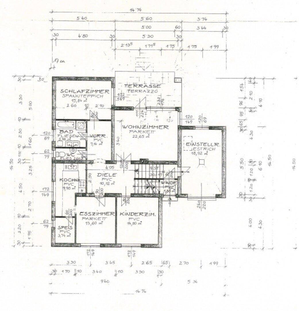 Grundriss des Erdgeschosses mit Schlafzimmer, Bad, Küche, Esszimmer, Wohnzimmer und Terrasse.
