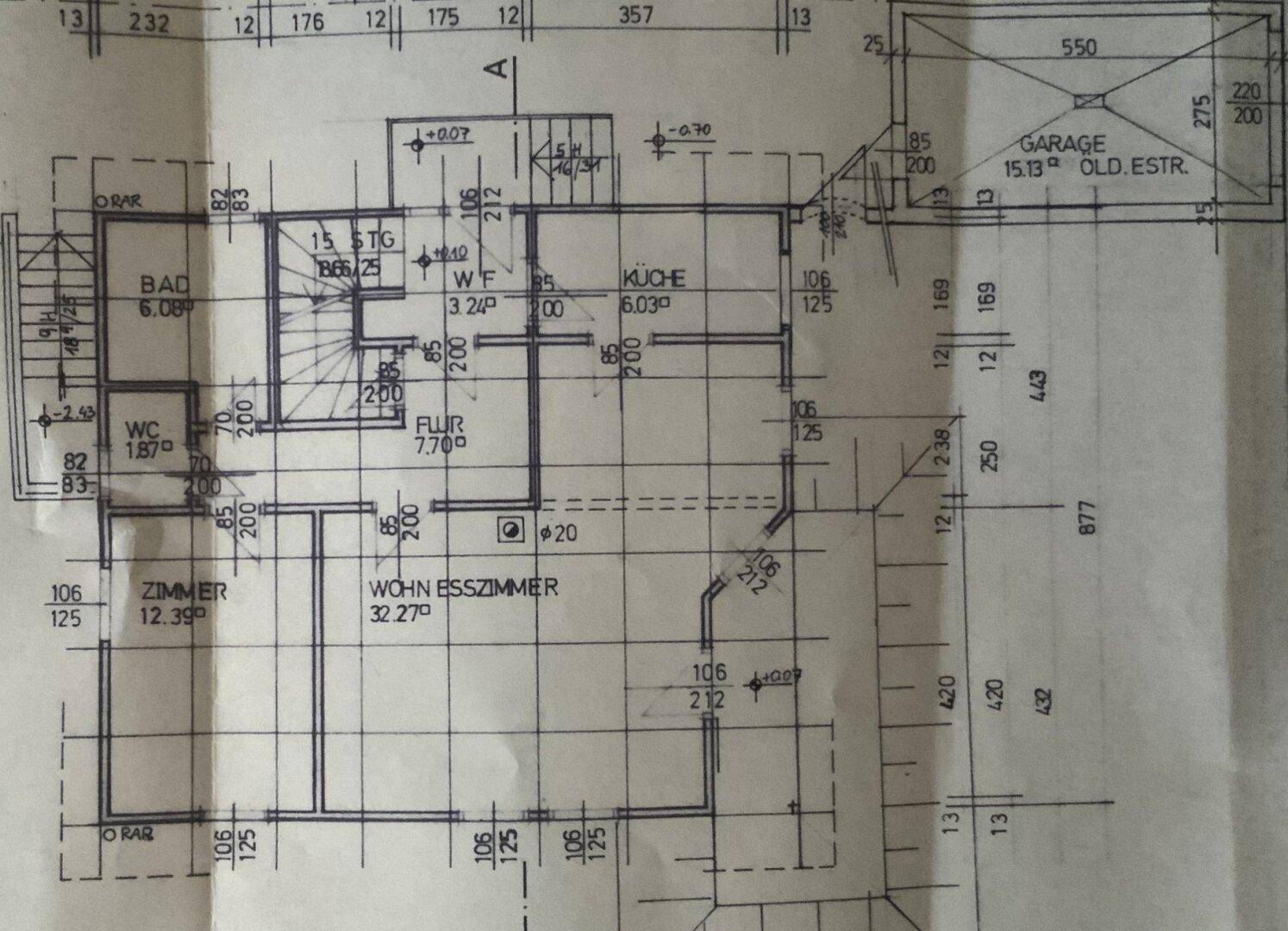 Grundriss des Erdgeschosses mit Wohn-Esszimmer, Küche, Bad und Garage.